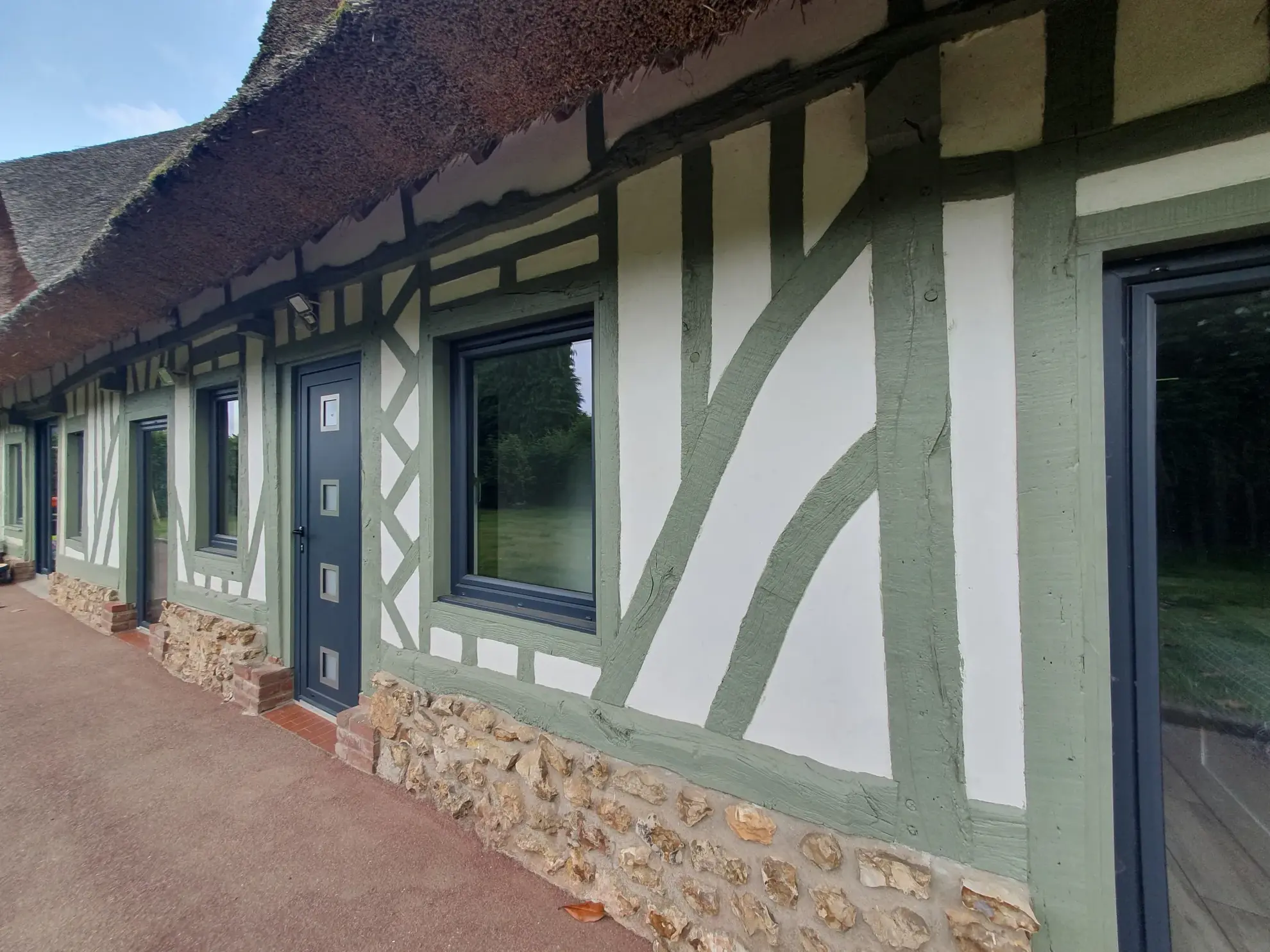 Maison normande rénovée avec toiture en chaume à Cormeilles, 3 chambres, terrain paysager 