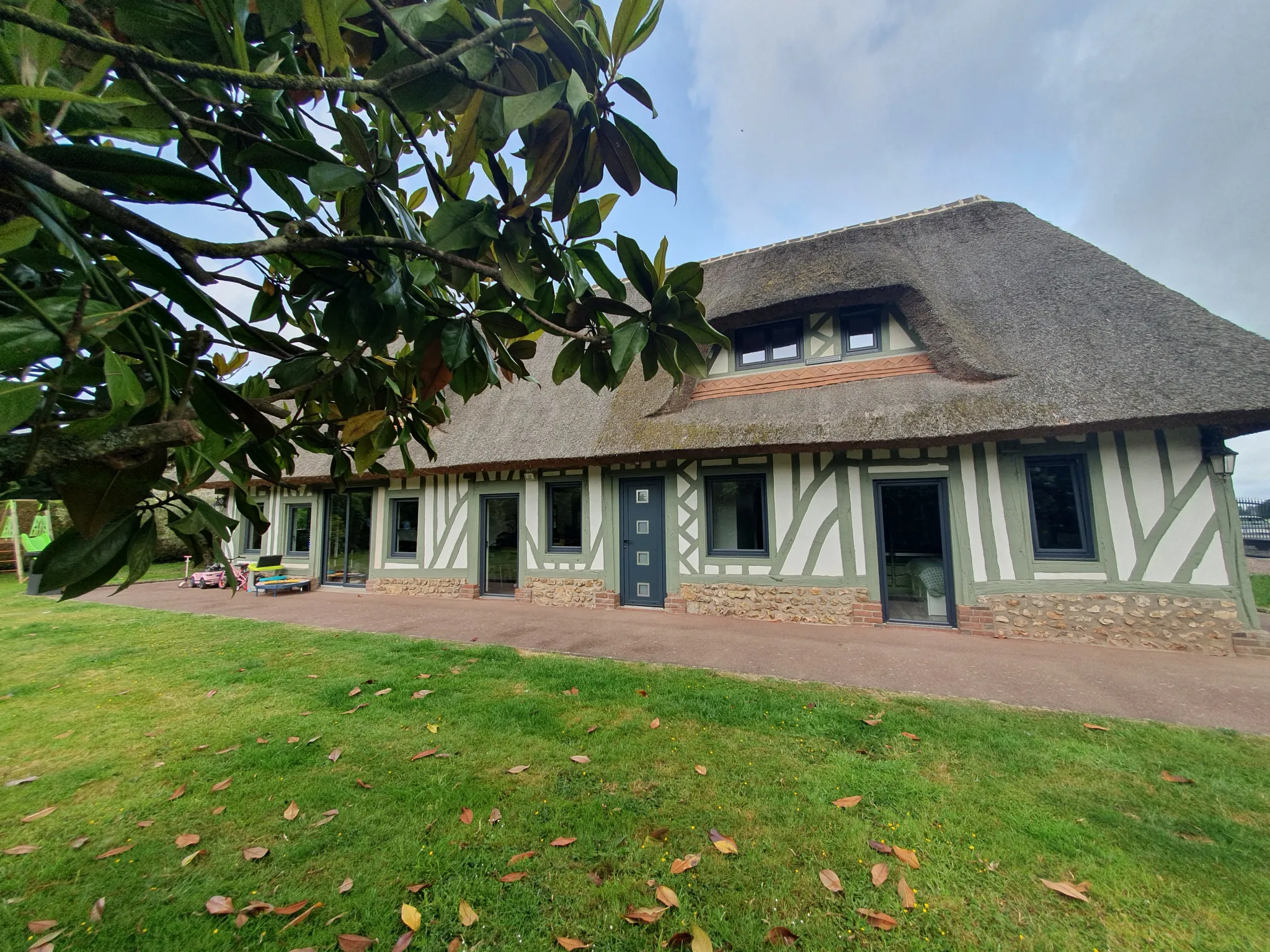 Maison normande rénovée avec toiture en chaume à Cormeilles, 3 chambres, terrain paysager