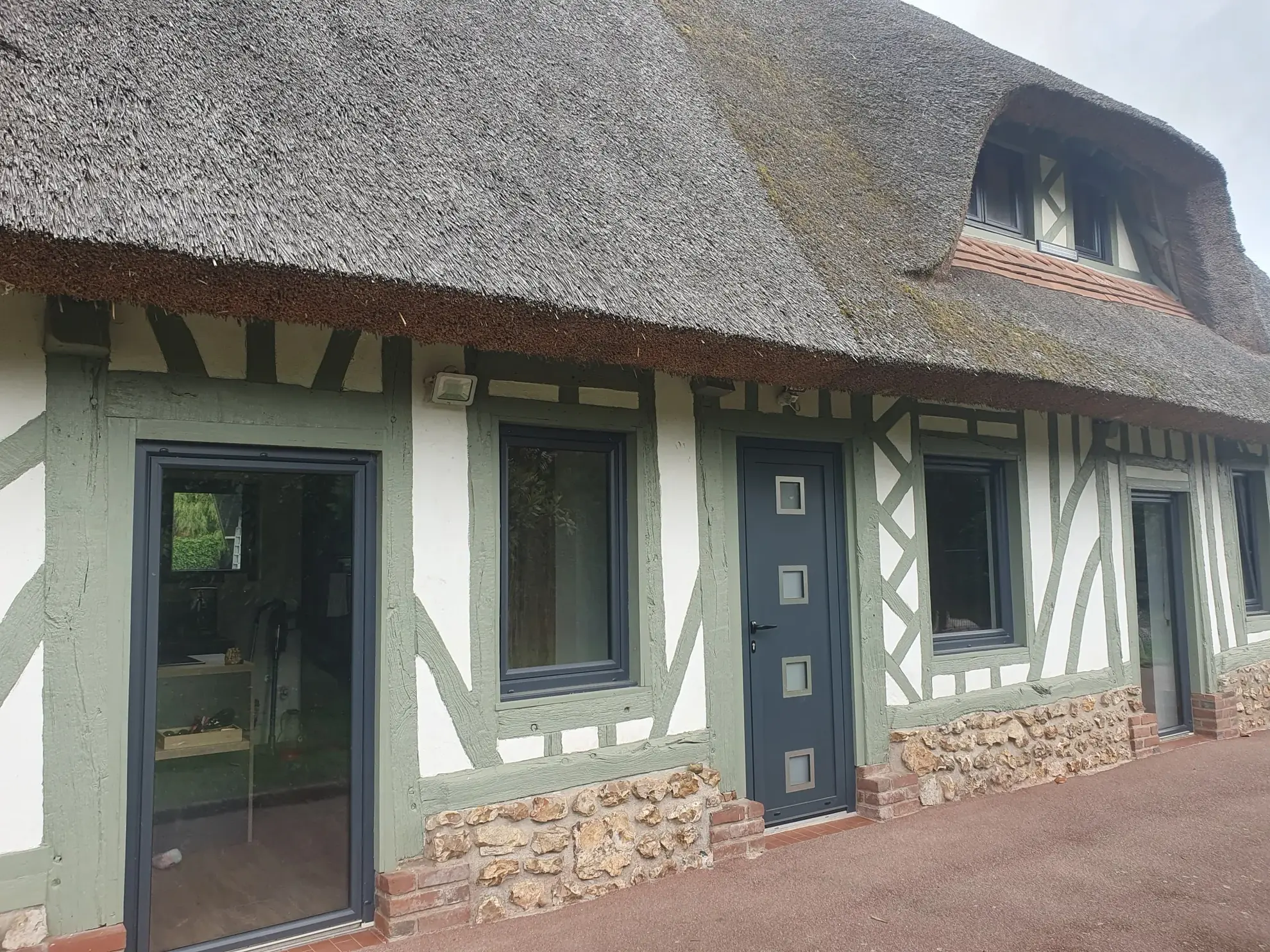 Maison normande rénovée avec toiture en chaume à Cormeilles, 3 chambres, terrain paysager 