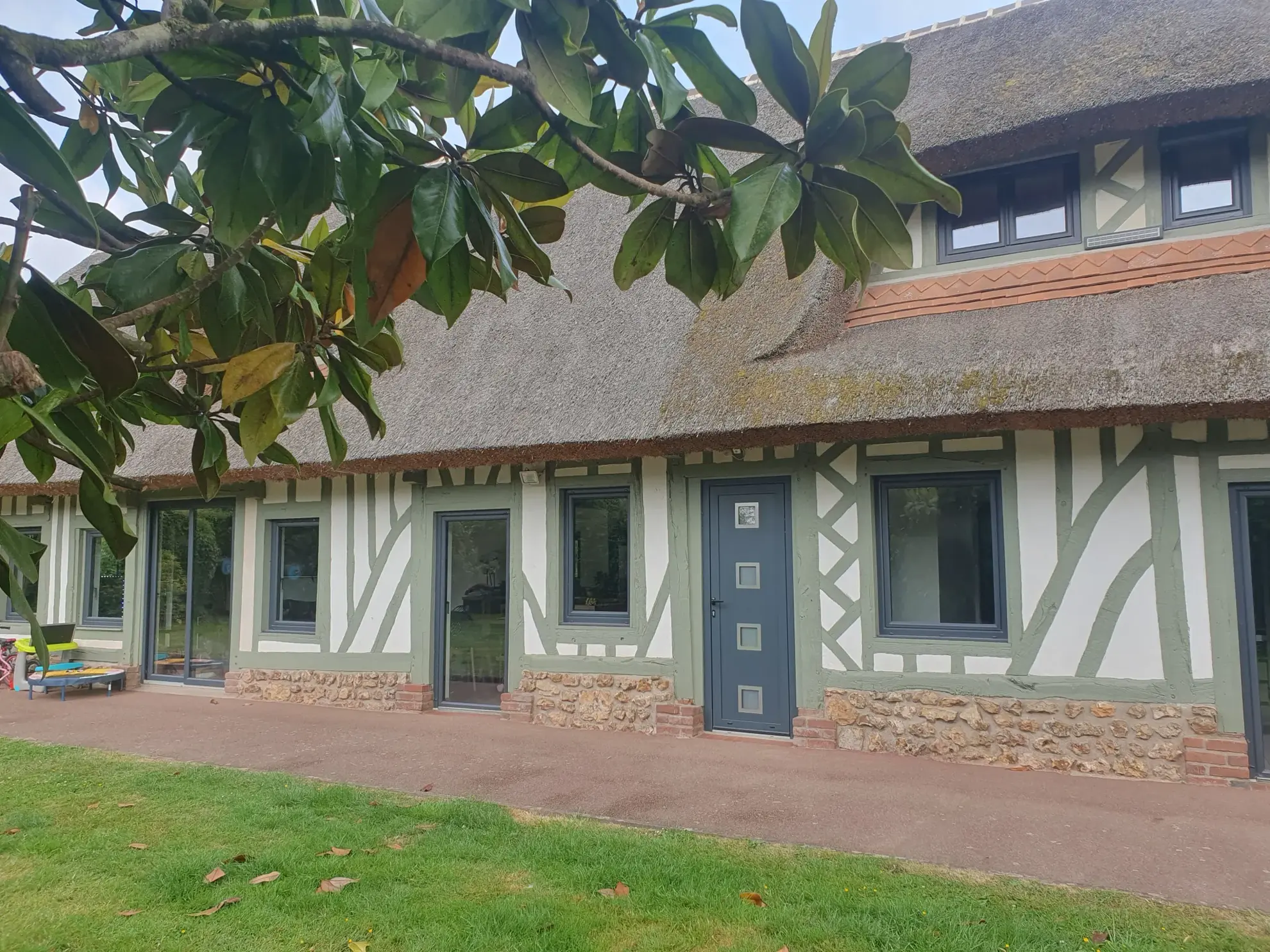 Maison normande rénovée avec toiture en chaume à Cormeilles, 3 chambres, terrain paysager 