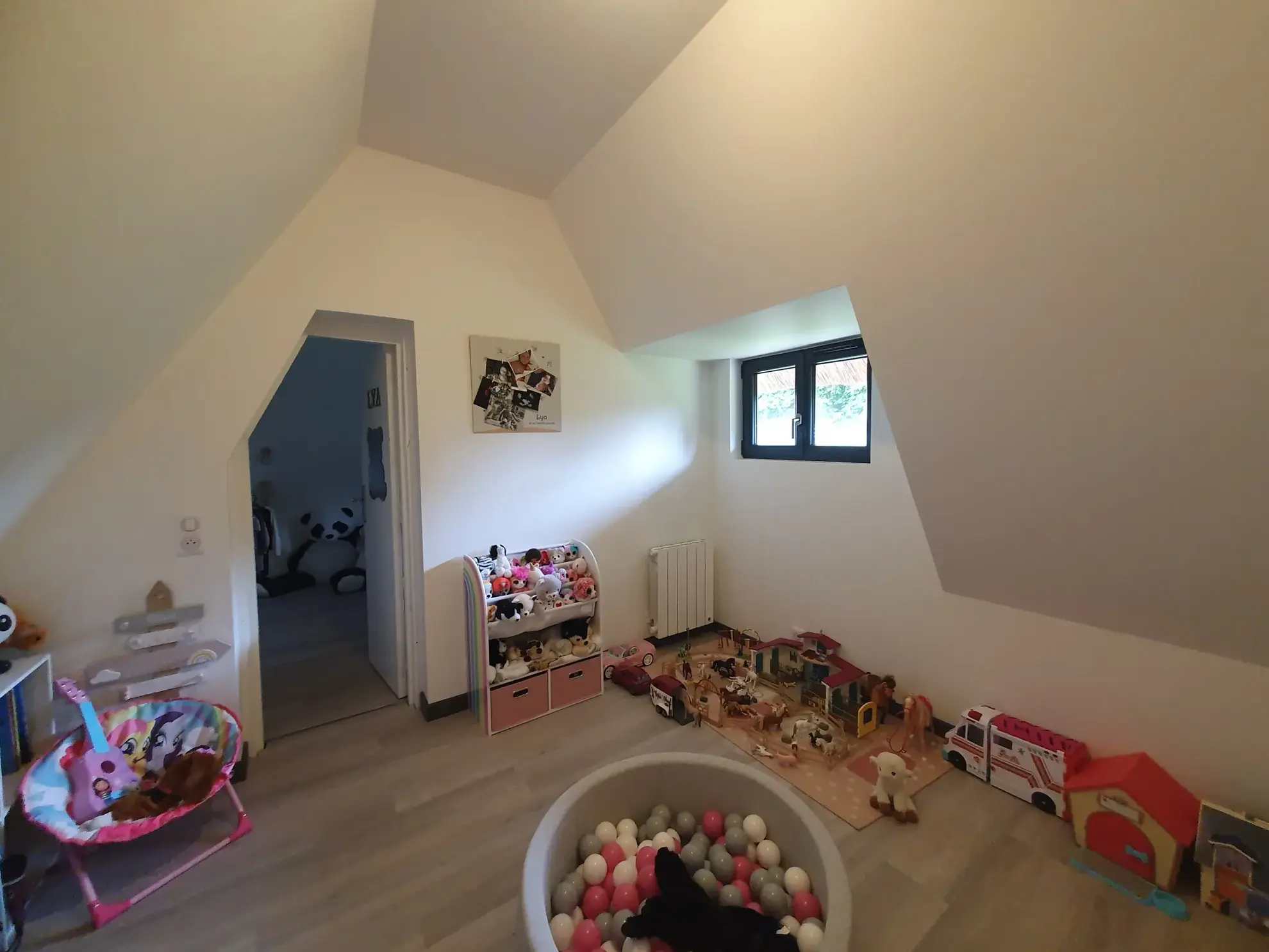 Maison normande rénovée avec toiture en chaume à Cormeilles, 3 chambres, terrain paysager 