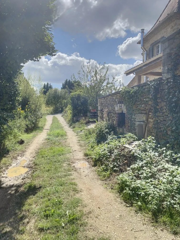 Belle maison en pierre avec grange et terrain arboré en Dordogne 