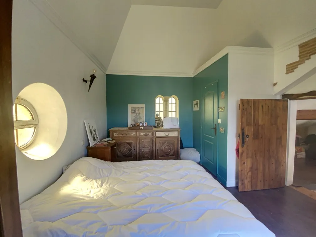 Belle maison en pierre avec grange et terrain arboré en Dordogne 