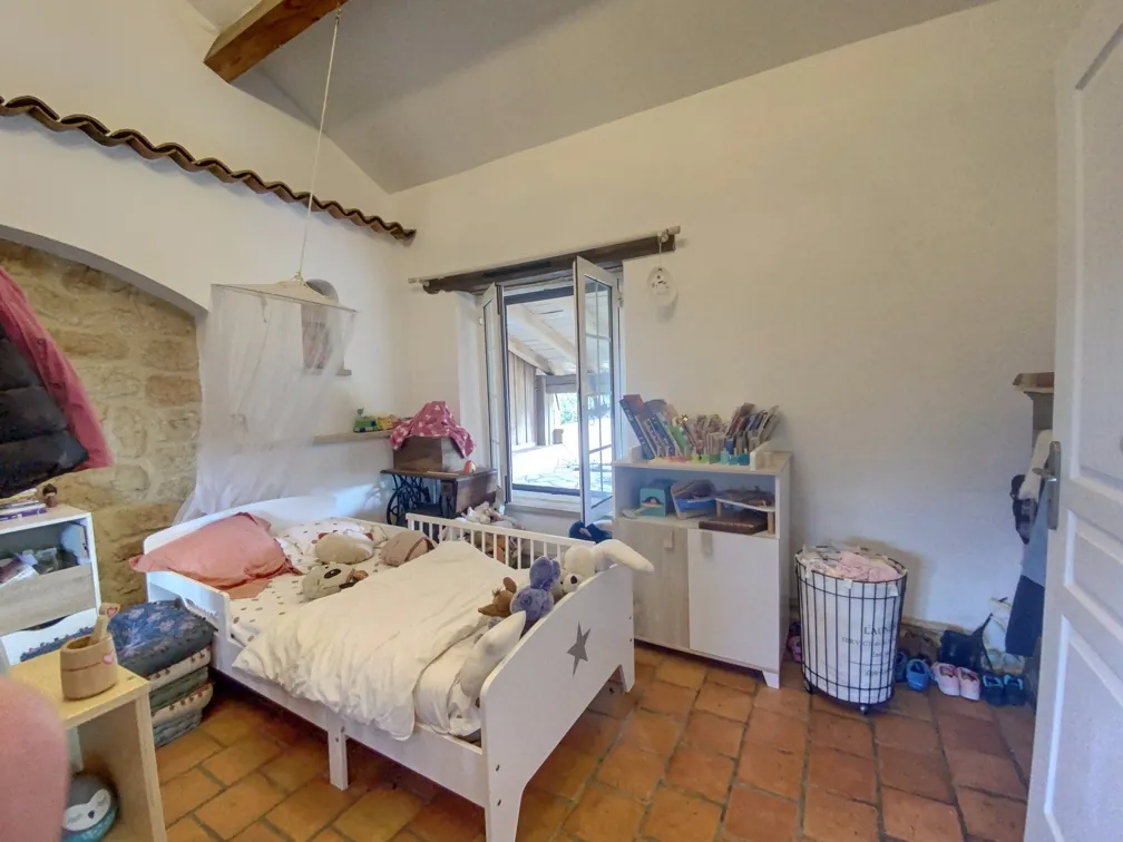 Belle maison en pierre avec grange et terrain arboré en Dordogne 