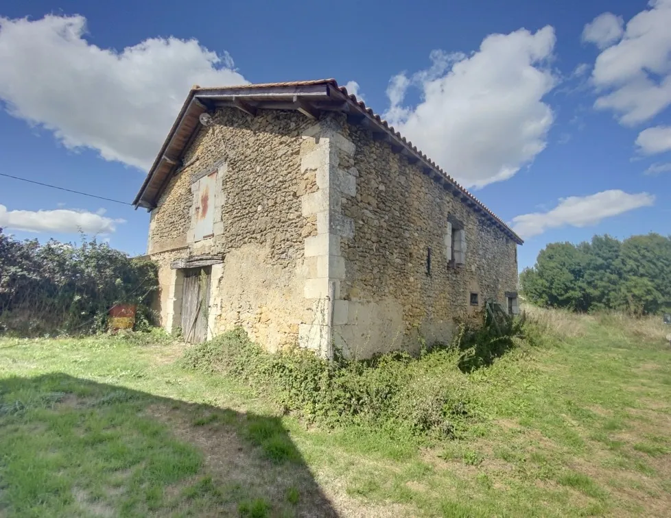 Belle maison en pierre avec grange et terrain arboré en Dordogne 