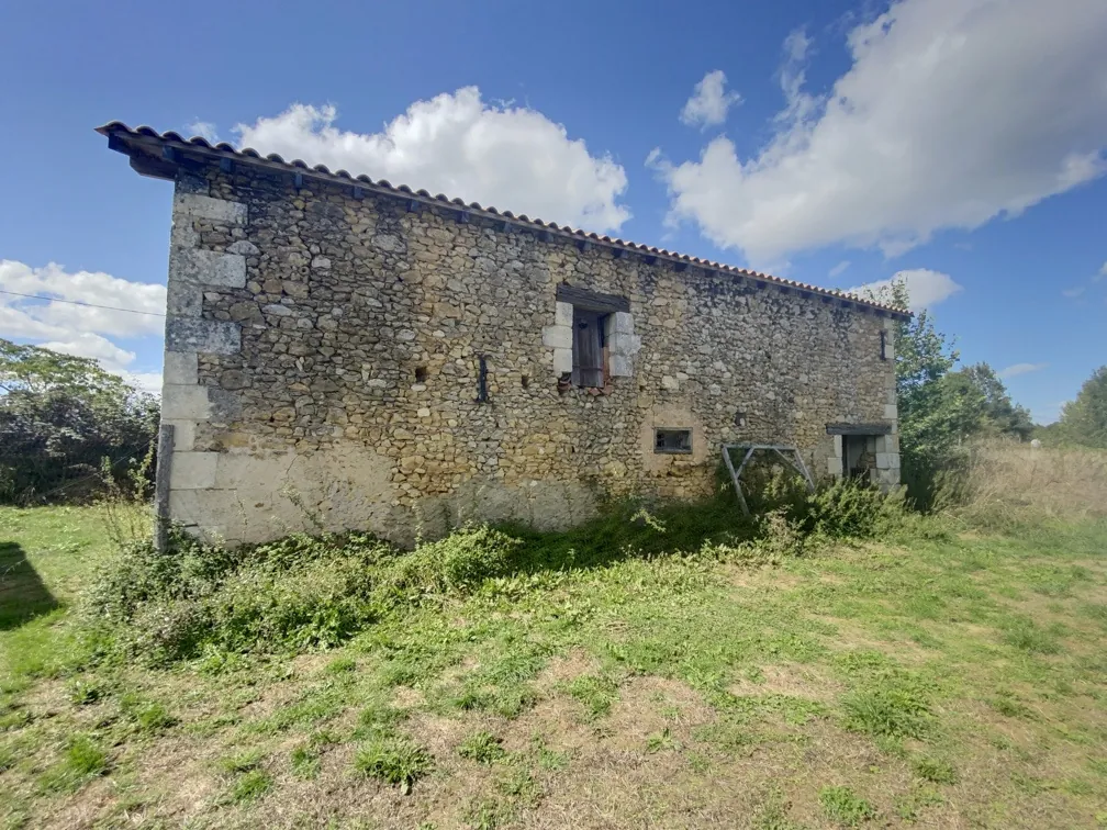 Belle maison en pierre avec grange et terrain arboré en Dordogne 