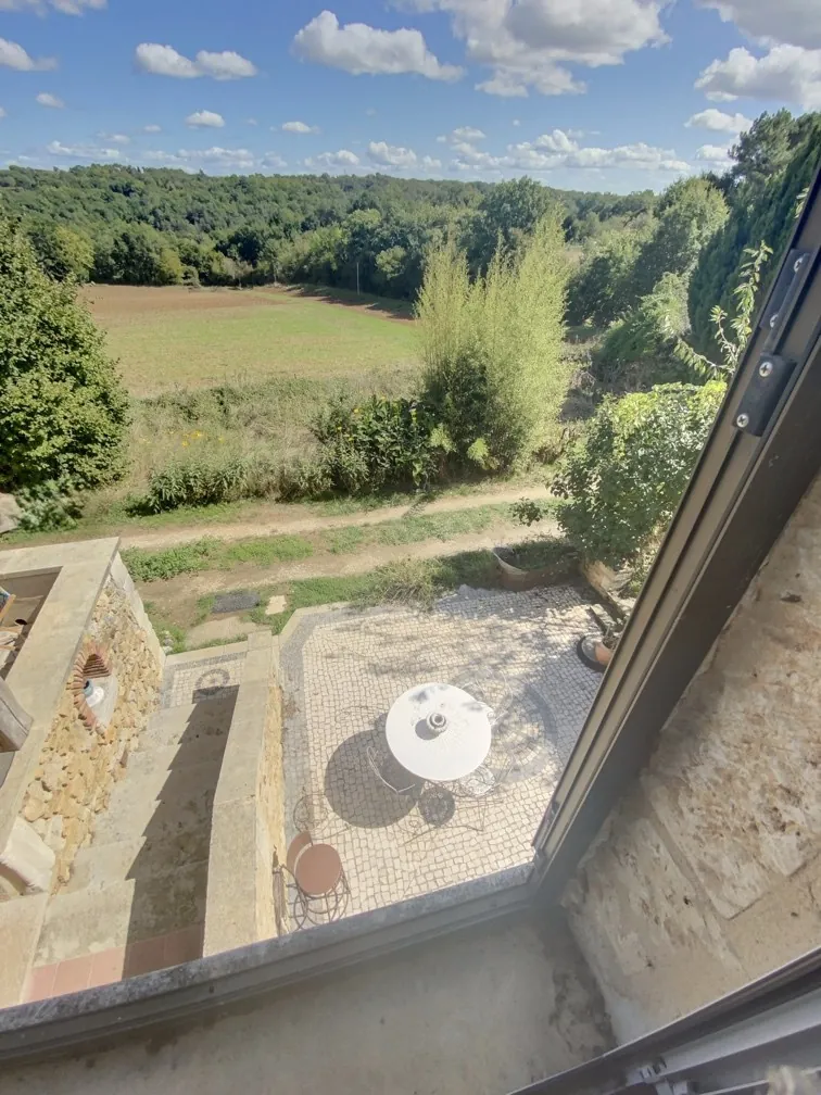 Belle maison en pierre avec grange et terrain arboré en Dordogne 