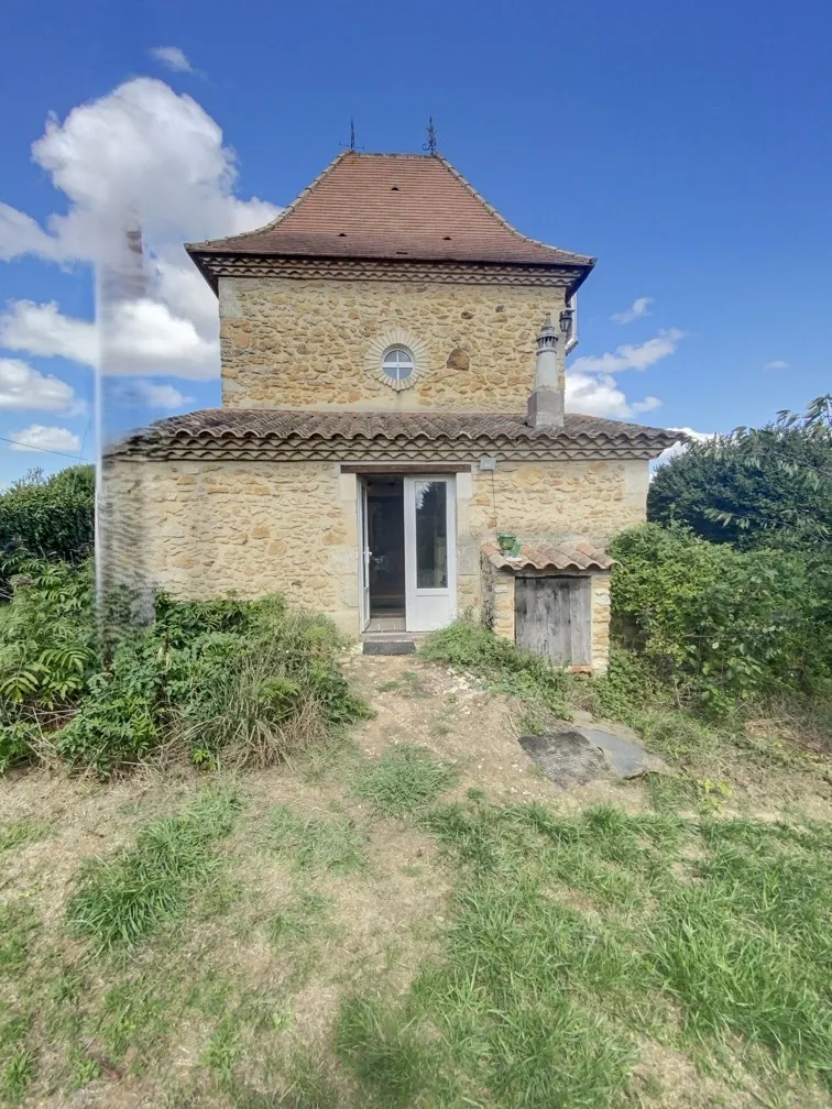 Belle maison en pierre avec grange et terrain arboré en Dordogne 