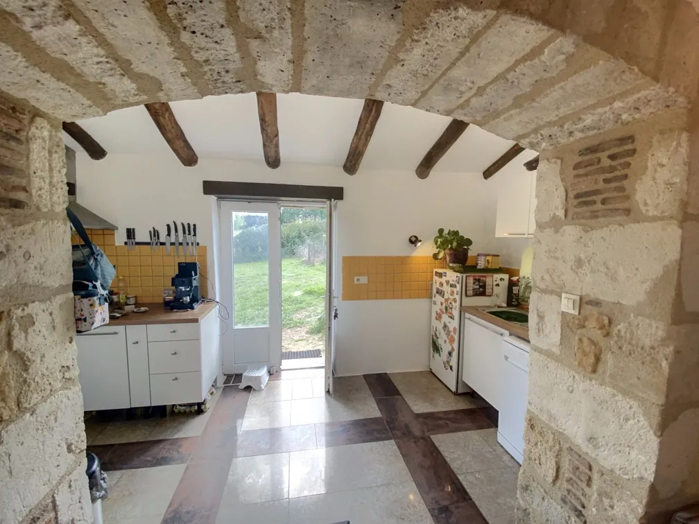 Belle maison en pierre avec grange et terrain arboré en Dordogne 