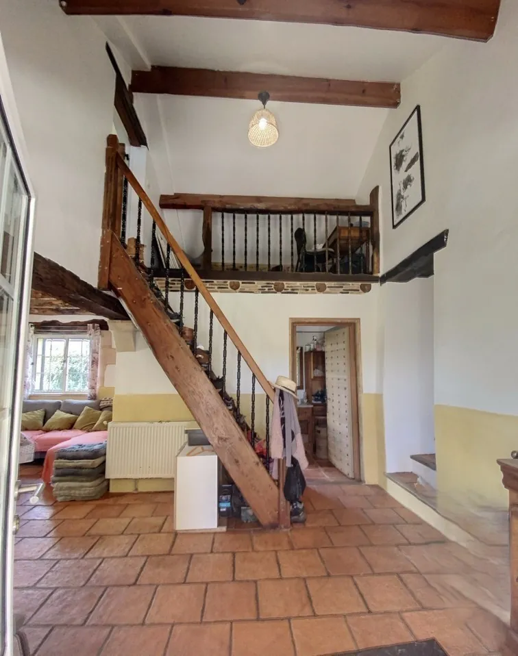 Belle maison en pierre avec grange et terrain arboré en Dordogne 