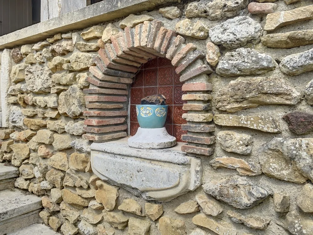 Belle maison en pierre avec grange et terrain arboré en Dordogne 