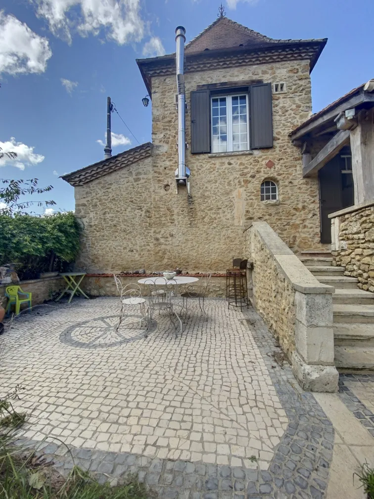Belle maison en pierre avec grange et terrain arboré en Dordogne 