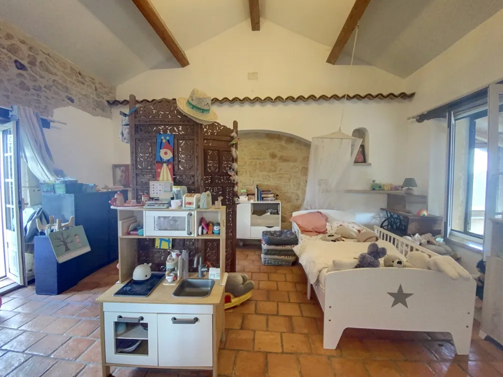 Belle maison en pierre avec grange et terrain arboré en Dordogne 
