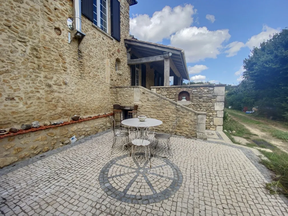 Belle maison en pierre avec grange et terrain arboré en Dordogne 