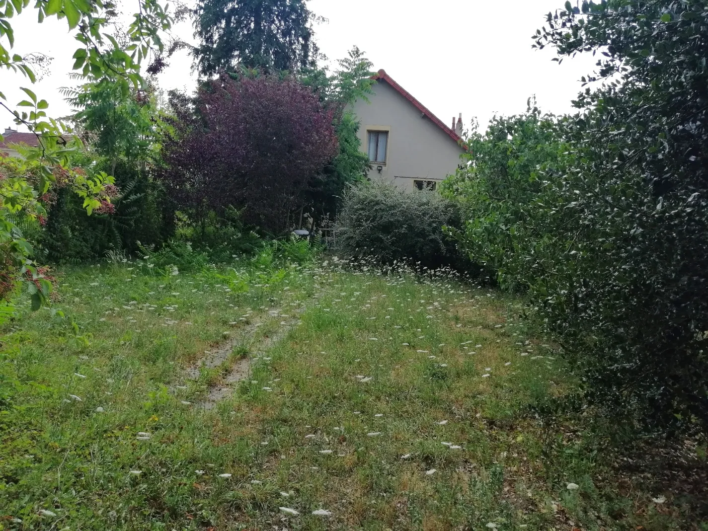 Maison indépendante à Nevers - 5 pièces avec jardin de 403 m² proche commodités 