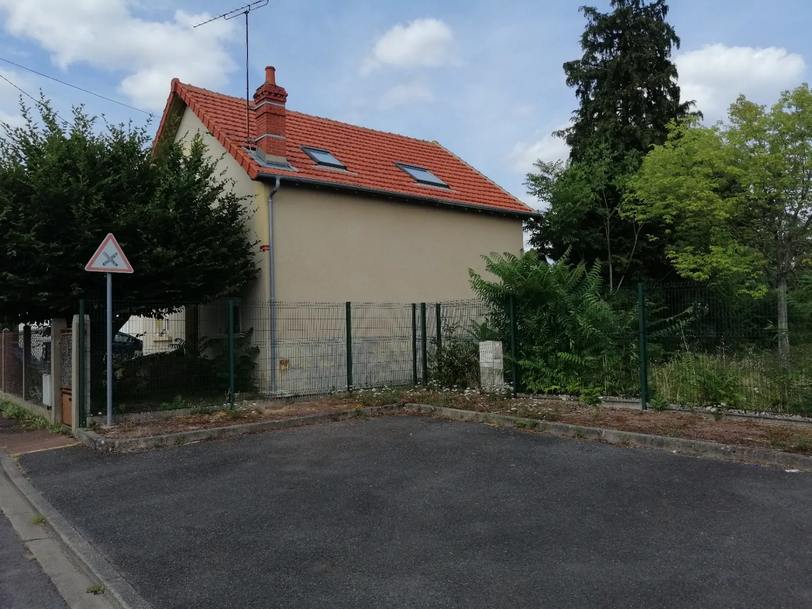 Maison indépendante à Nevers - 5 pièces avec jardin de 403 m² proche commodités 