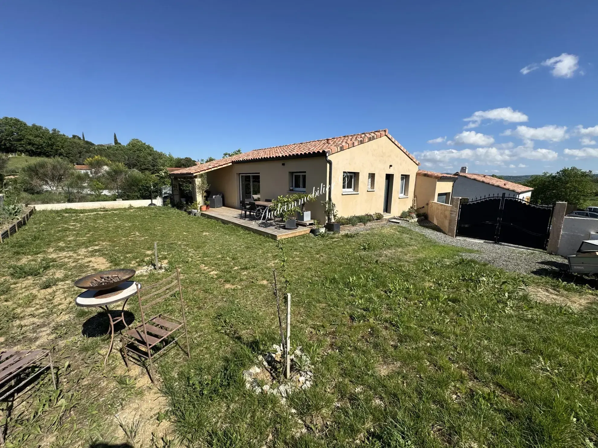 Villa récente de plain-pied avec garage et jardin à Limoux 