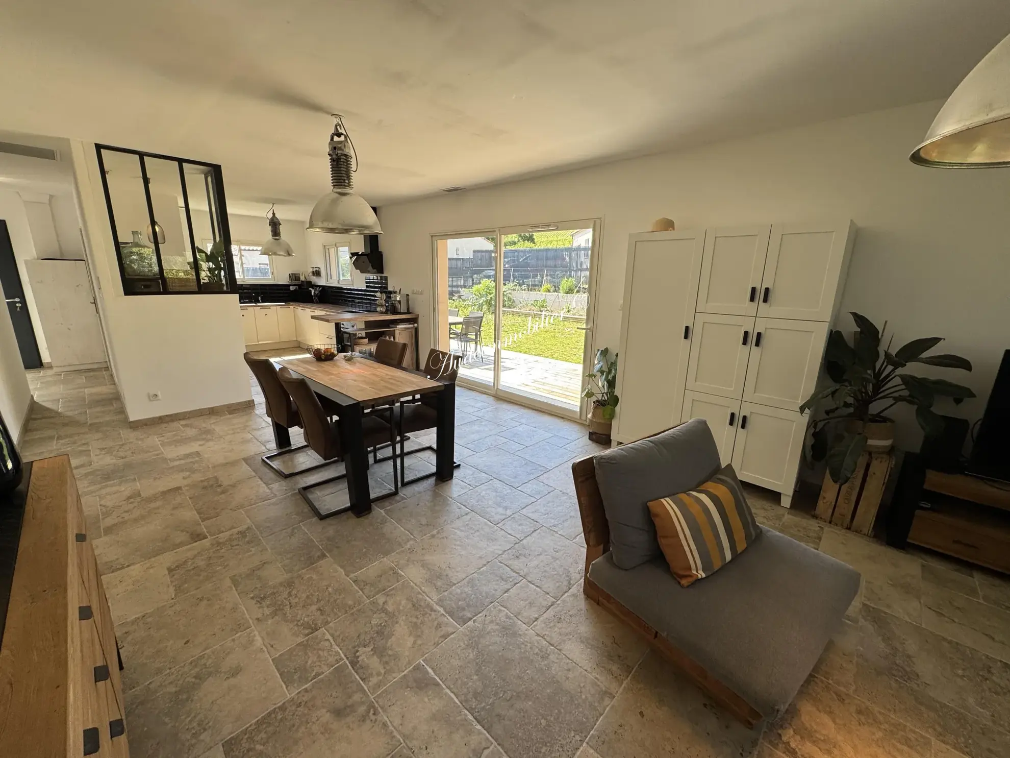 Villa récente de plain-pied avec garage et jardin à Limoux 