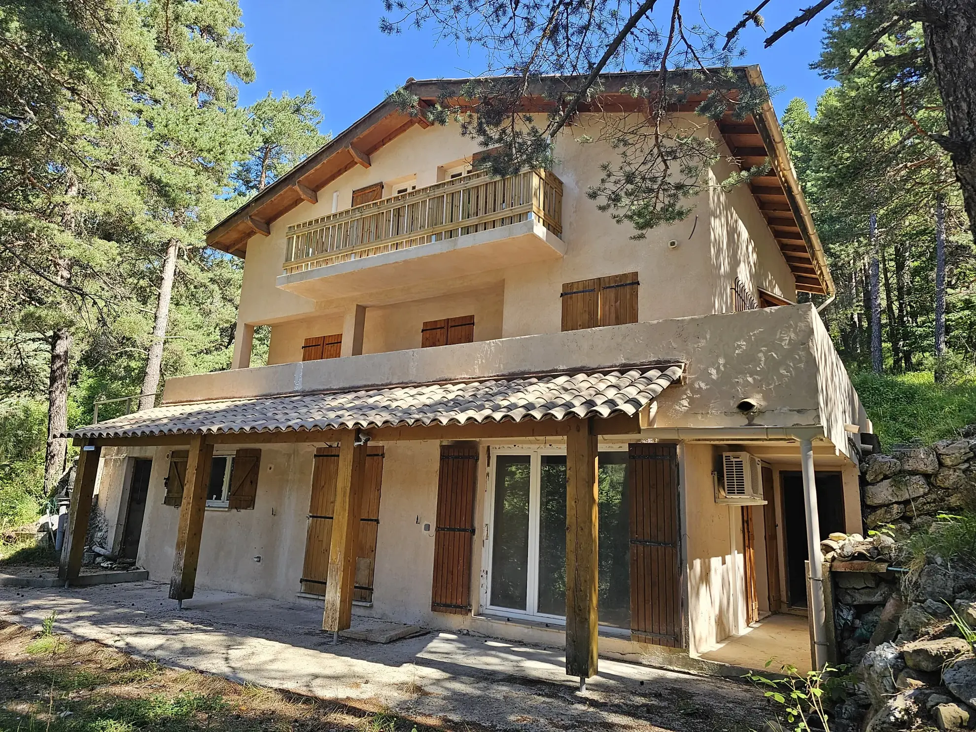 Maison de montagne à vendre à Caille avec terrain de 1200m² et vue dégagée 