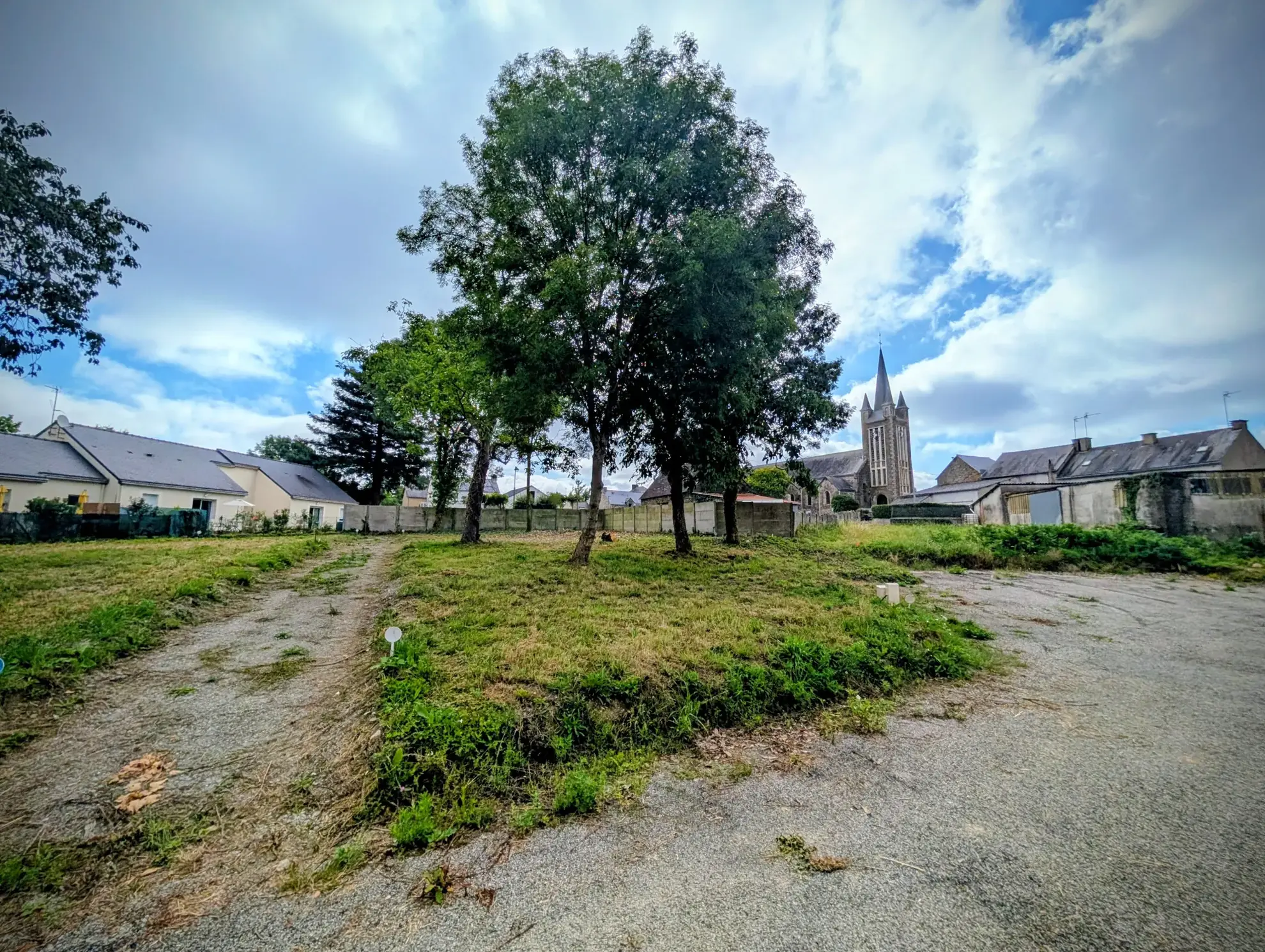 Terrain constructible à Ruffiac de 491 m², viabilisé, au centre-ville 