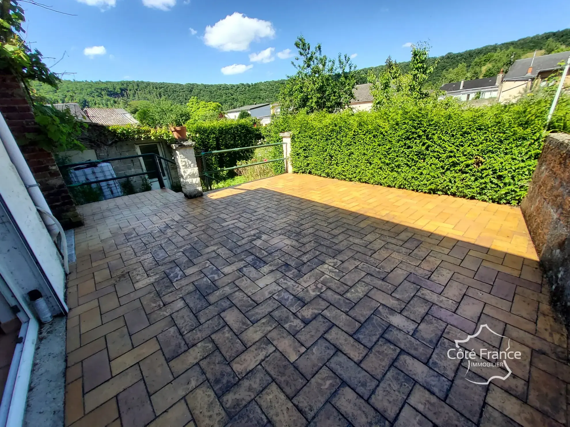 Maison moderne de 138 m² avec jardin clos, garage, proche commodités à Fumay 