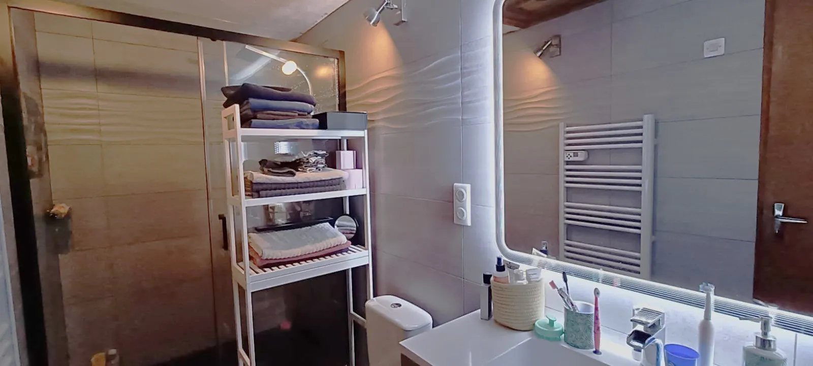 Maison de village rénovée à Bizanet avec garage et 2 chambres 