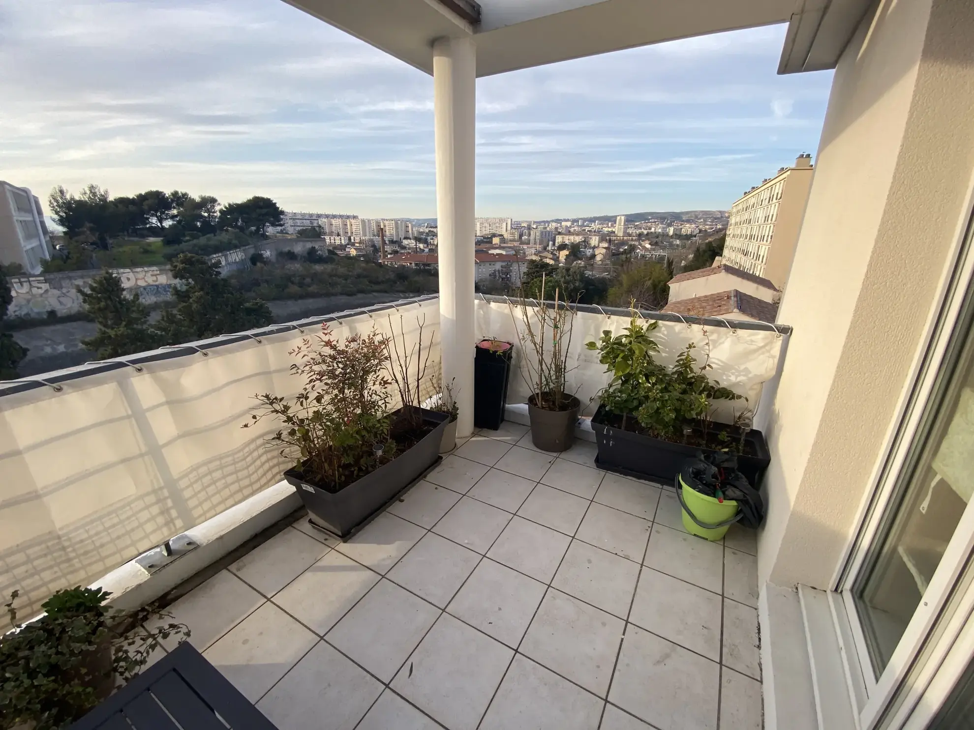 Appartement T3 lumineux avec terrasse à Marseille Chutes Lavie 