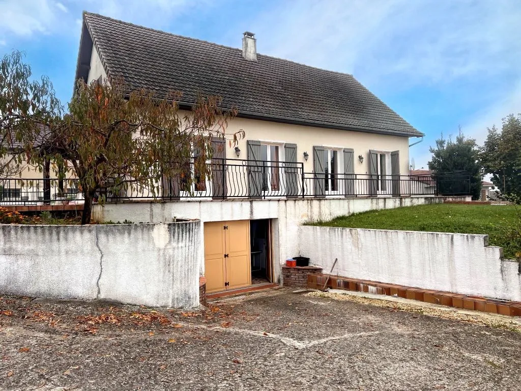 Maison à vendre à Pourrain avec sous-sol complet, 4 chambres et terrain arboré 
