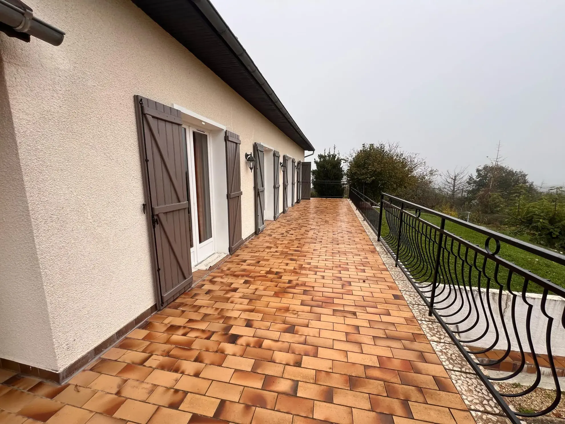 Maison à vendre à Pourrain avec sous-sol complet, 4 chambres et terrain arboré 