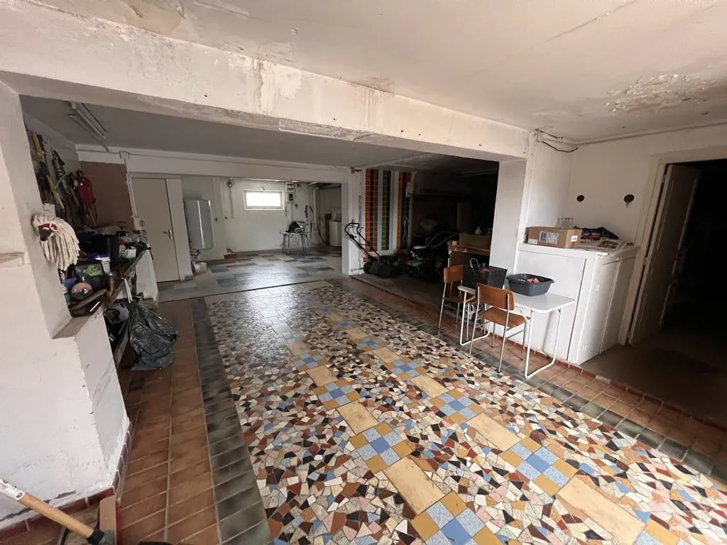 Maison à vendre à Pourrain avec sous-sol complet, 4 chambres et terrain arboré 