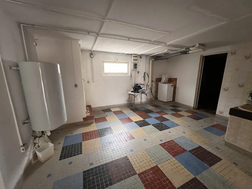 Maison à vendre à Pourrain avec sous-sol complet, 4 chambres et terrain arboré 