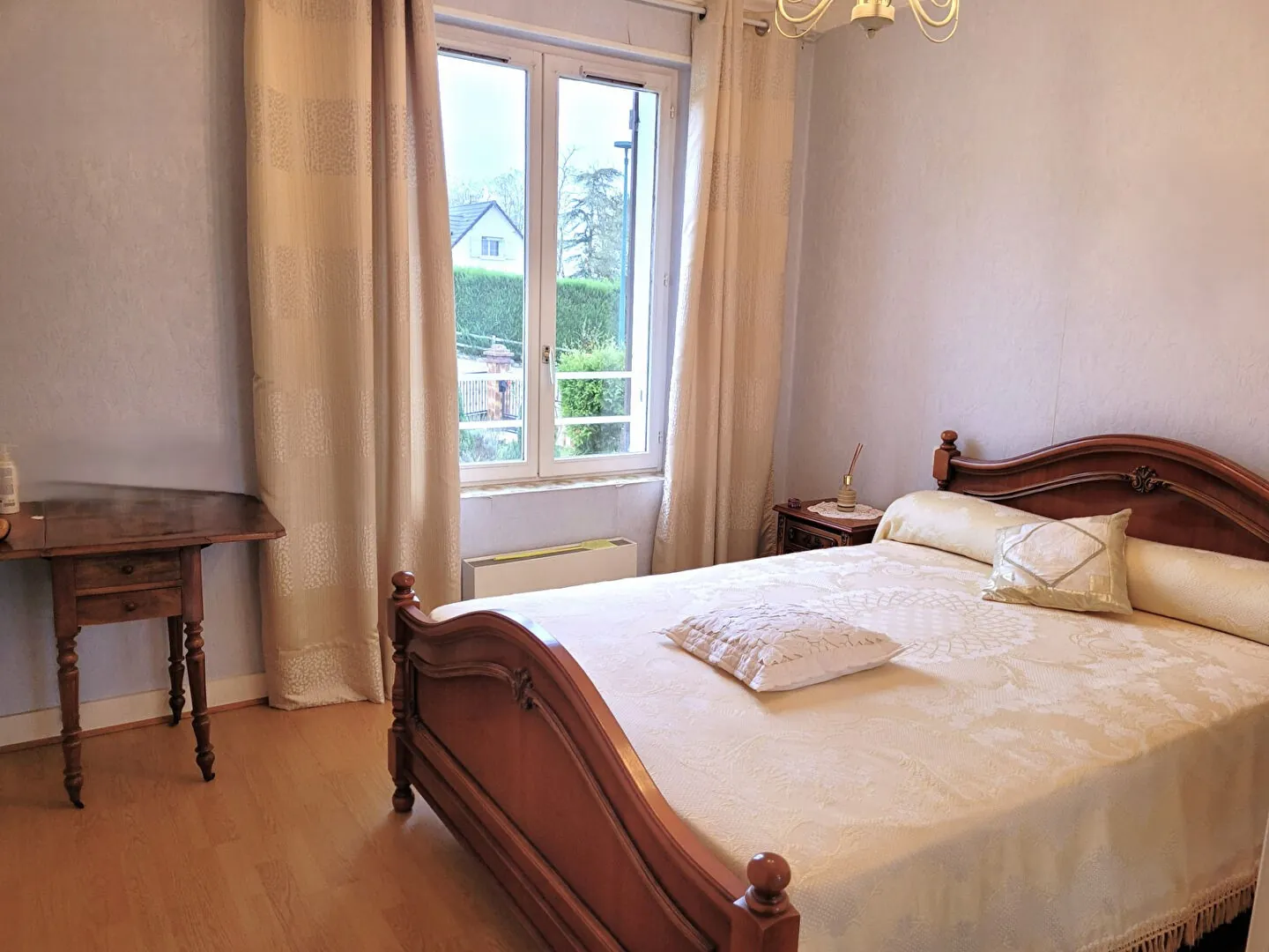 Maison à vendre à Pourrain avec sous-sol complet, 4 chambres et terrain arboré 