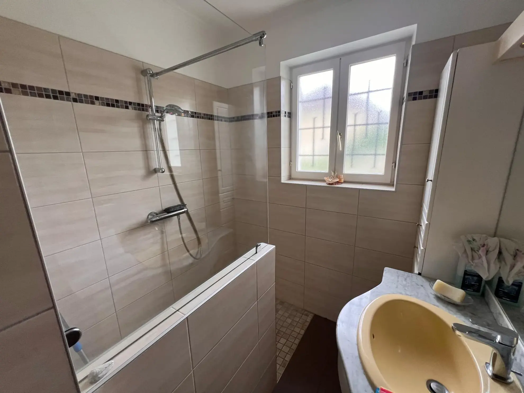 Maison à vendre à Pourrain avec sous-sol complet, 4 chambres et terrain arboré 