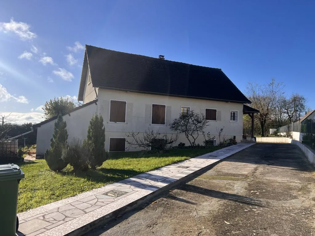 Maison à vendre à Pourrain avec sous-sol complet, 4 chambres et terrain arboré