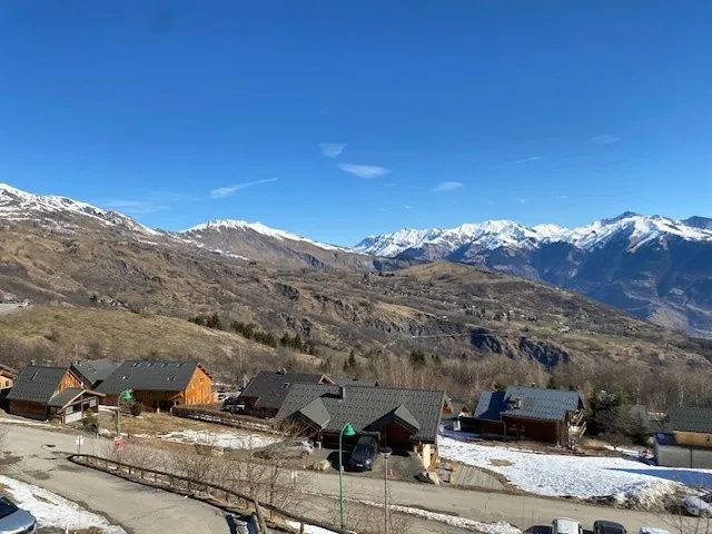 Appartement T2 à vendre dans la station de ski du Corbier avec balcon et bail commercial 