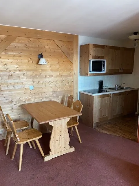 Appartement T2 à vendre dans la station de ski du Corbier avec balcon et bail commercial 