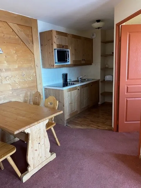 Appartement T2 à vendre dans la station de ski du Corbier avec balcon et bail commercial 