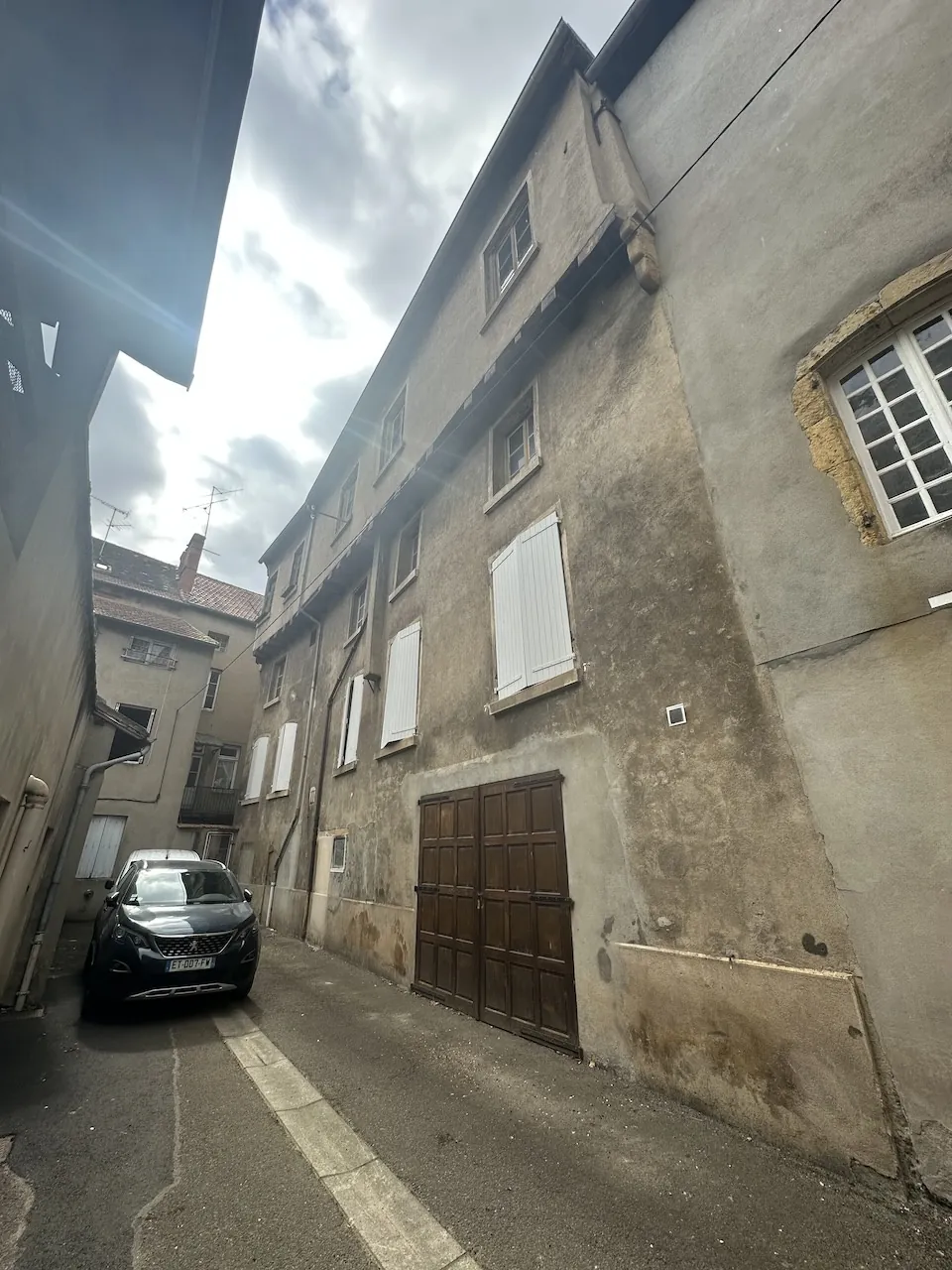 Immeuble de rapport à Marcigny avec garages et appartements loués, à rénovarer 