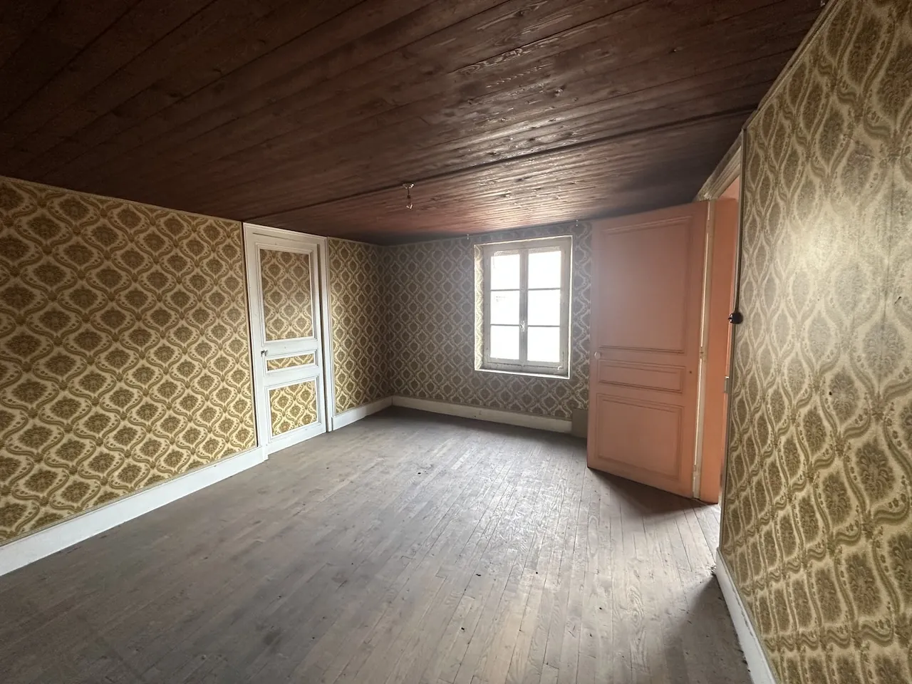 Immeuble de rapport à Marcigny avec garages et appartements loués, à rénovarer 