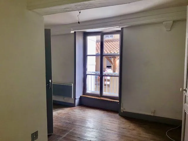 Immeuble de rapport à Marcigny avec garages et appartements loués, à rénovarer 