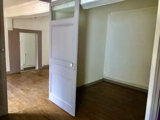 Immeuble de rapport à Marcigny avec garages et appartements loués, à rénovarer 