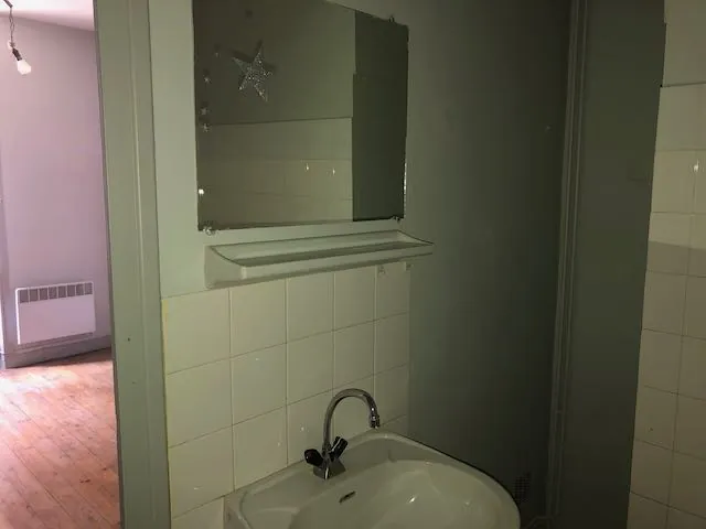 Immeuble de rapport à Marcigny avec garages et appartements loués, à rénovarer 