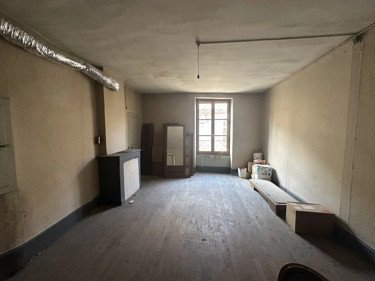 Immeuble de rapport à Marcigny avec garages et appartements loués, à rénovarer 