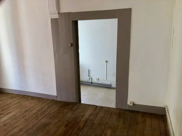 Immeuble de rapport à Marcigny avec garages et appartements loués, à rénovarer 