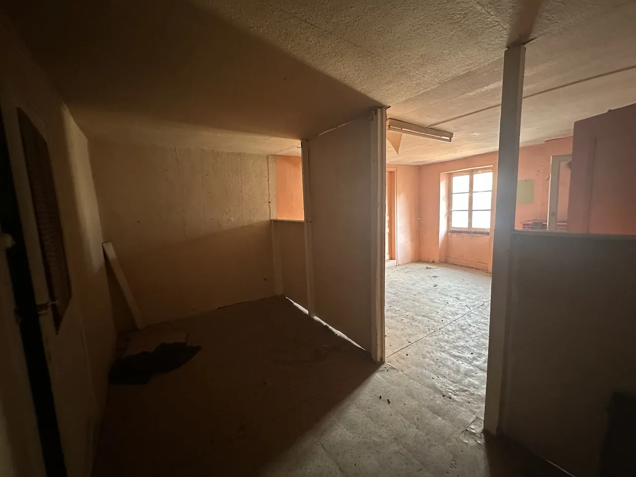 Immeuble de rapport à Marcigny avec garages et appartements loués, à rénovarer 