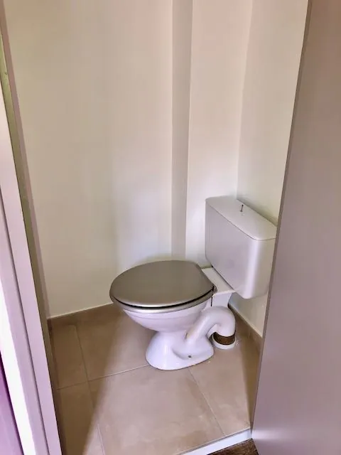 Immeuble de rapport à Marcigny avec garages et appartements loués, à rénovarer 