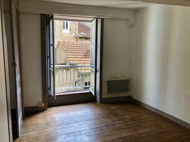 Immeuble de rapport à Marcigny avec garages et appartements loués, à rénovarer 