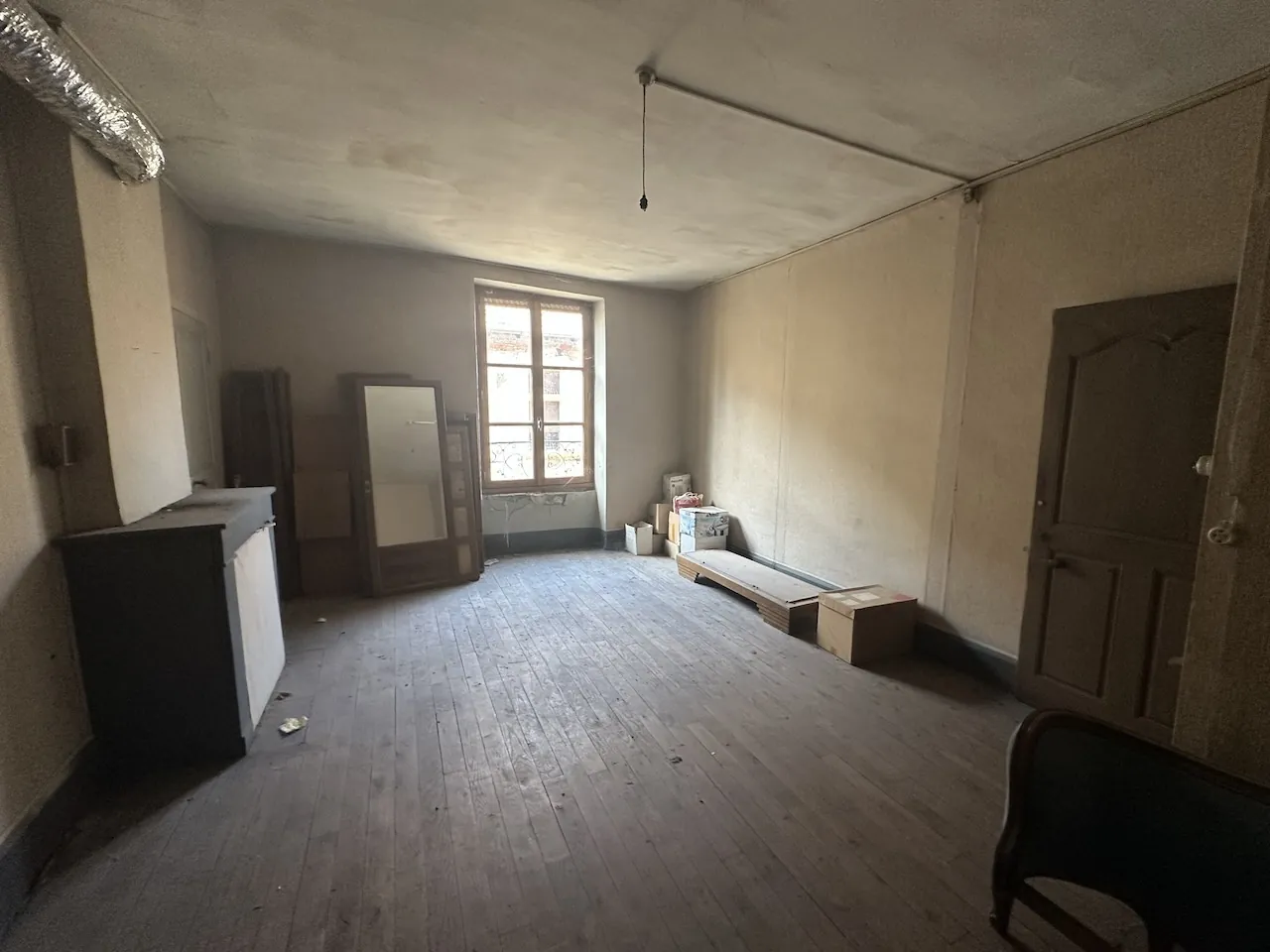 Immeuble de rapport à Marcigny avec garages et appartements loués, à rénovarer 