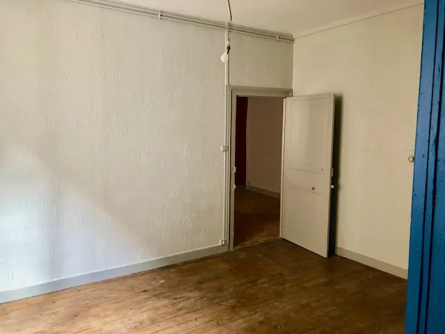 Immeuble de rapport à Marcigny avec garages et appartements loués, à rénovarer 