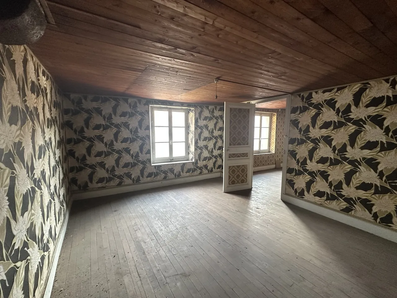 Immeuble de rapport à Marcigny avec garages et appartements loués, à rénovarer 